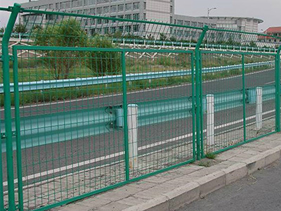 護欄網表面熱浸鋅與噴塑工藝對比